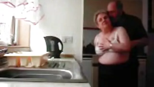 Chubby Asian Chick และ วีดีโอ โปั busty สีดำของเธอ kooky เพศสัมพันธ์ อื่น กับ dildo บนโซฟา