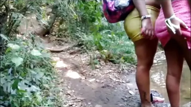 สองสาวผมบลอนด์ในชุดซานต้ากำลังร่วมเพศกัน ดู วีดีโอ โป pussies