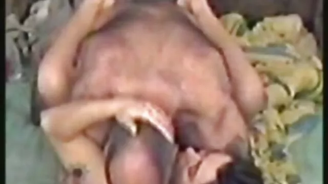 Bearded เพื่อน licks และ fucks ฉ่ำ หี ของ ทารก มอง คลิป วีดีโอ หนัง อา ร์ หวาน Frida Sante
