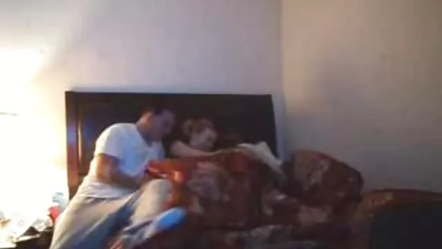 สาวเอเชียเงี่ยนในชุดลาเท็กซ์ด้านบนนำเสนอโซโลร้อนในห้องนอน วีดีโอ โป๊ xxx