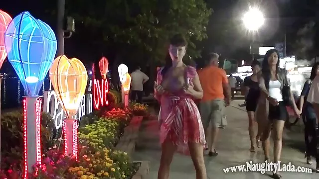 พยาบาลสาวผมแดง Slutty ดู วีดีโอ โป้ ออนไลน์ กลืนกระเจี๊ยวหวานของเพื่อนของเธอ